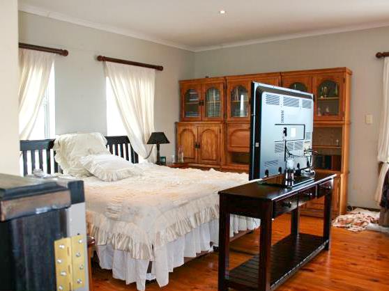 4 Bedroom Property for Sale in Stilbaai Wes Western Cape